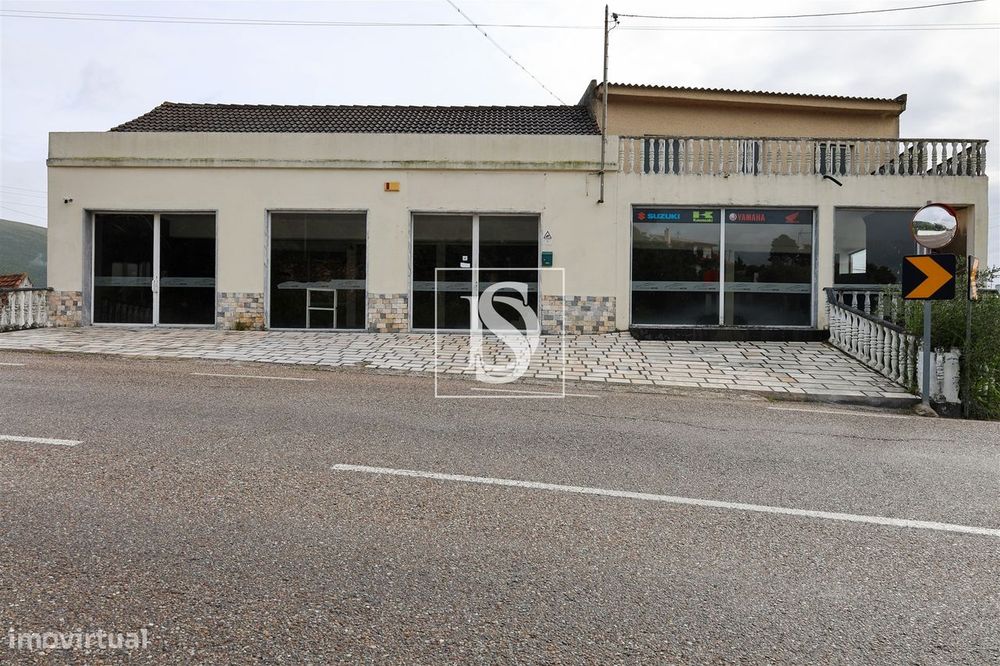 Moradia para Finalizar c/ Comércio e uma Grande Garagem - Moitas Venda