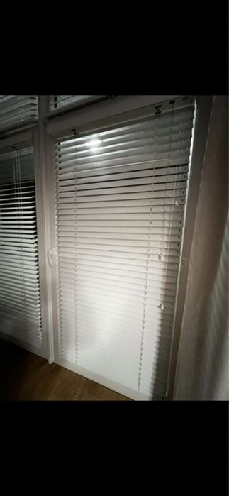 Drewniane białe żaluzje na okna balkonowe + 1 okno