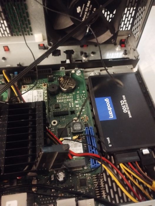 Fujitsu Futro s920 gx424cc 4rdzenie 8gb ram SSD AMD serwer