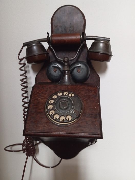 Telefone de parede antigo