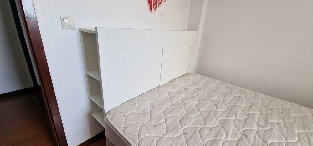 Cabeceira de cama em madeira com arrumação