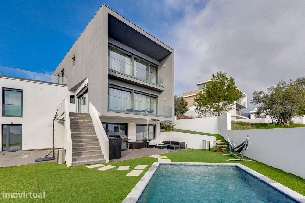 Moradia T4 Contemporânea com Piscina, Vista Rio e Localização Estratég