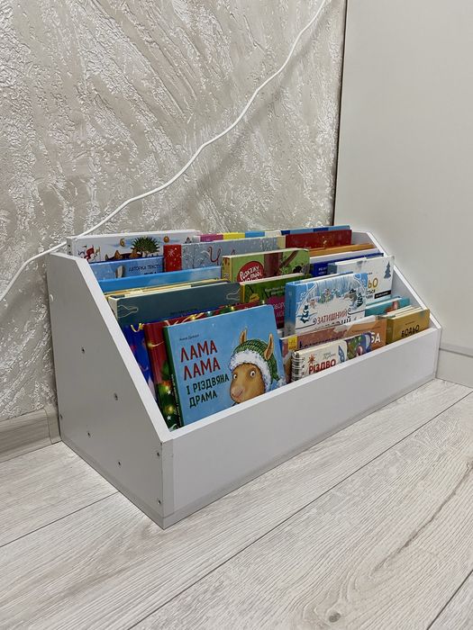 Книжкова полиця Монтессорі