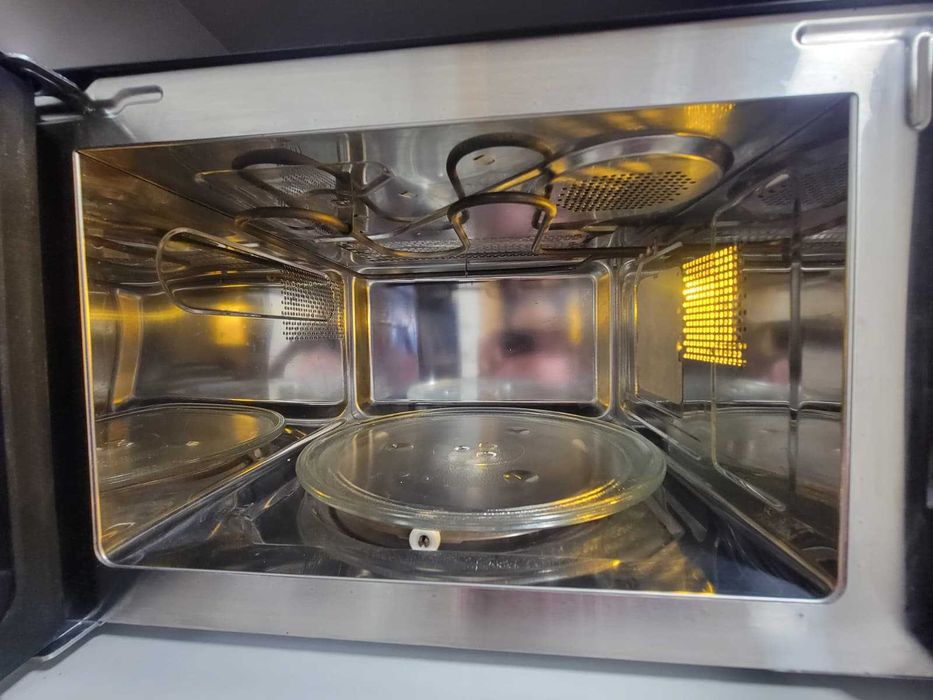 Micro-ondas Qilive com Grill e Porta Espelhada (Como Novo)