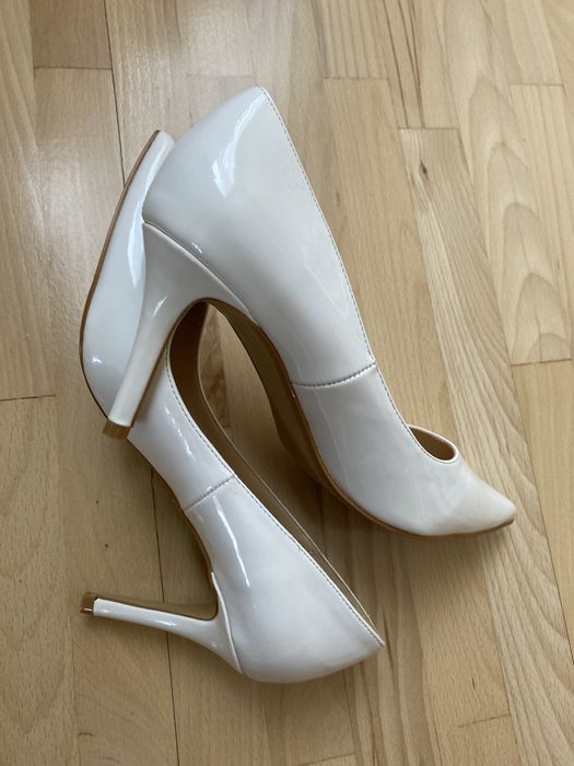 Туфлі білі дуже елегантні