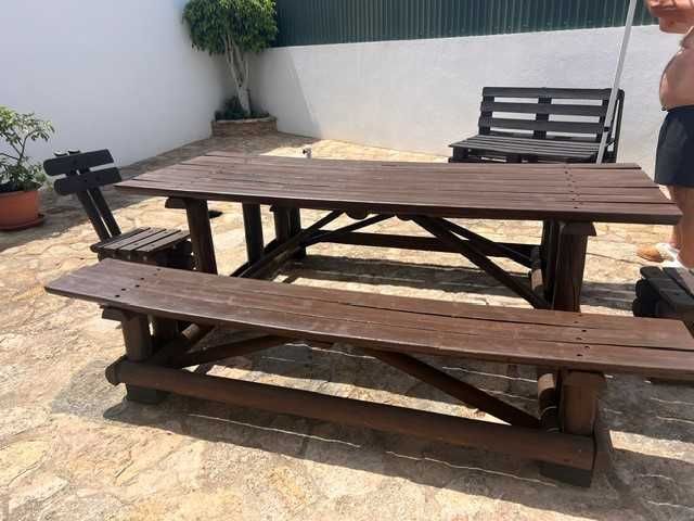 Mesa de Jardim em Madeira maciça com bancos laterais integrados e mais dois bancos individuais