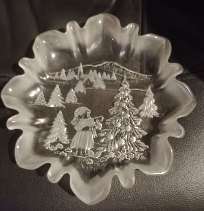 Patera świąteczna matowiona od spodu śred.25cm, głębokość 3,5cm...