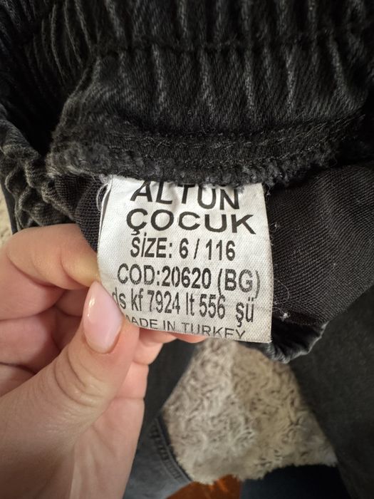 Стильні широкі джинси з розрізом на дівчинку