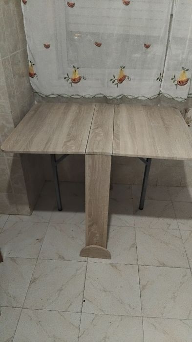 Cama dobravel para visitas em bom estado 50€,Mesa de cozinha dobravel 40€
