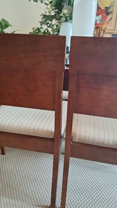 Mesa de jantar e cadeiras em madeira maciça e tampo de vidro