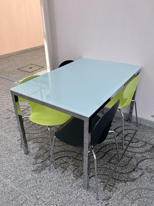 Mesa de refeição + 4 Cadeiras