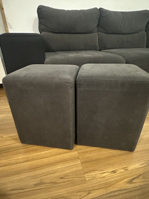 Sofá com chaise longue e 2 puffs