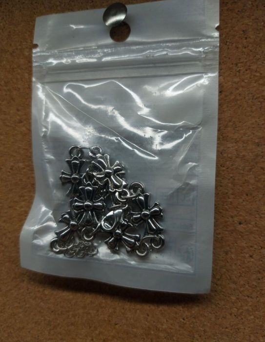 Bransoletka męska z krzyżami.