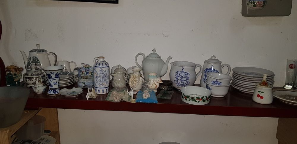 Várias louças de vários tamanhos