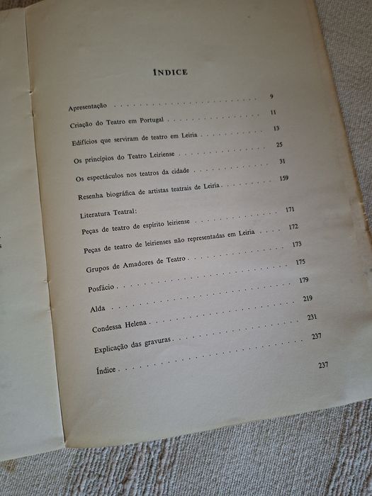 Livro antigo sobre o Teatro Amador em Leiria
