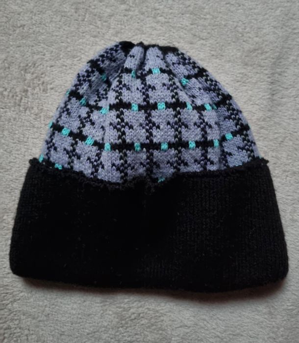 Czarna czapka, we wzory, ciepła