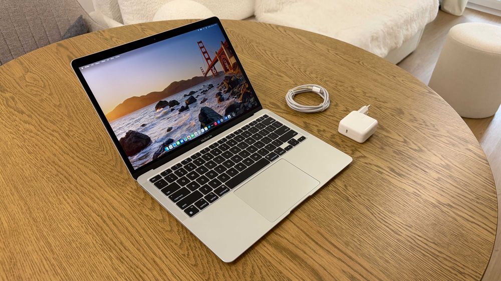 MacBook Air M1 8/256 GB