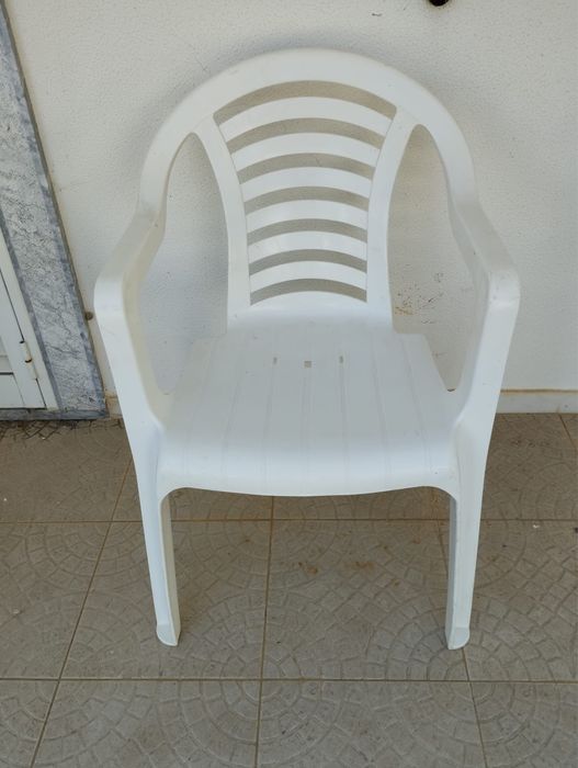 Cadeiras brancas pvc