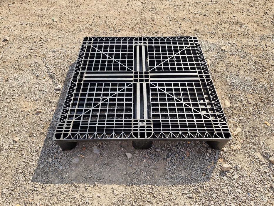 Palety plastikowe 114x114 cm, paleta plastikowa ogrodowa pod drewno