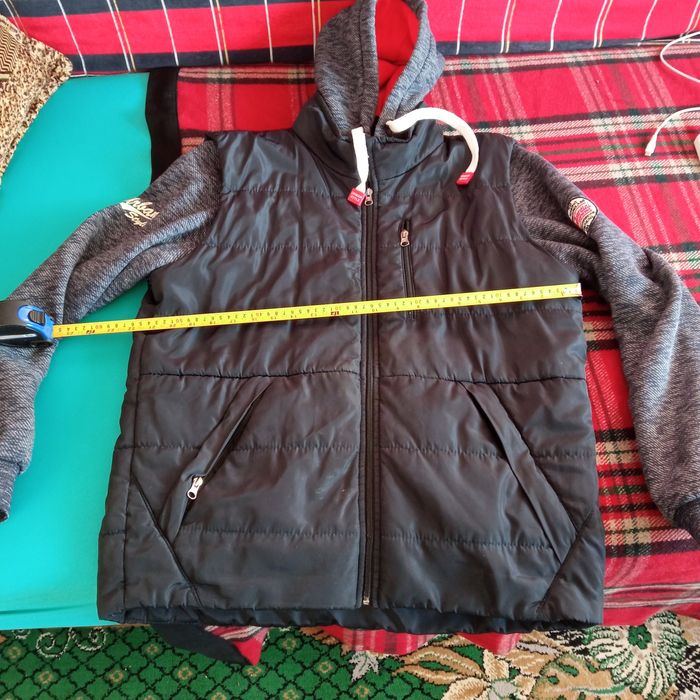 Подам демісесонну курточку - жилетку.