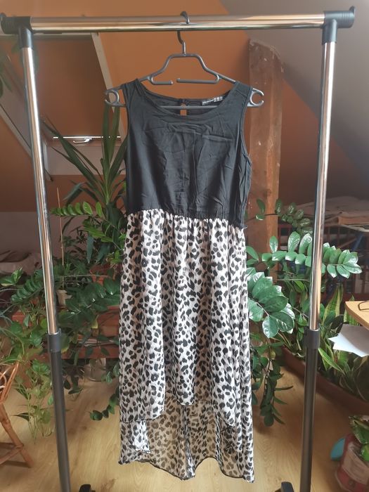 Sukienka z przedłużonym dołem