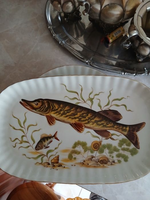 Порцеляновий сервіз для подачі риби.