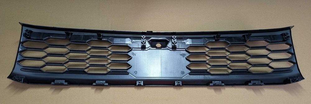 Решітка переднього бампера Mitsubishi Outlander (PHEV) 2022-2025