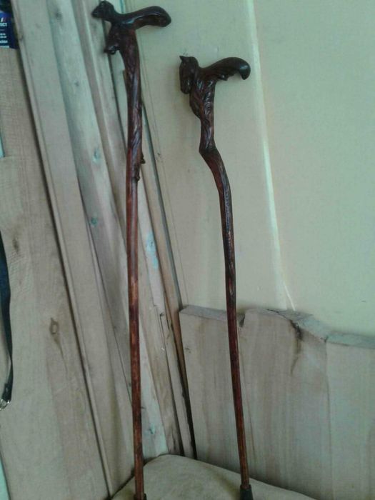 Ręcznie rzeźbiona drewniana laska