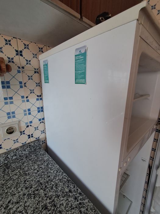 Frigorífico branco com congelador