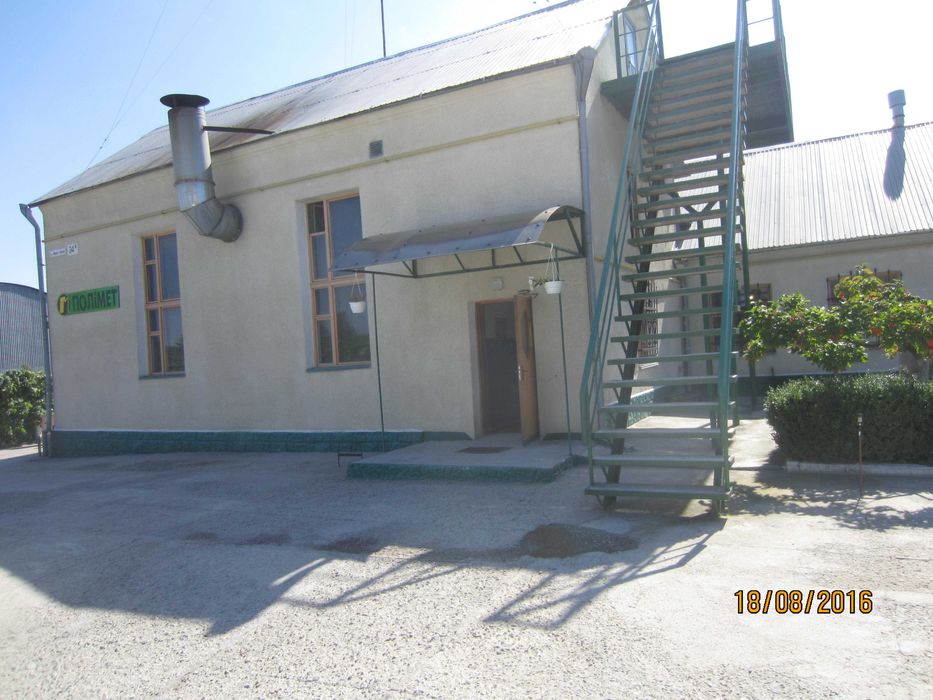 Виробниче приміщення з земельною ділянкою.