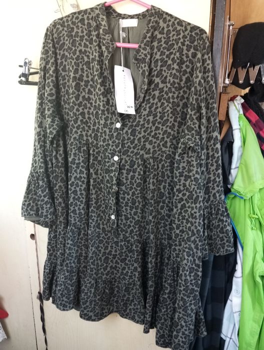 Sukienka AVA w panterkę falbany oversize - nowa