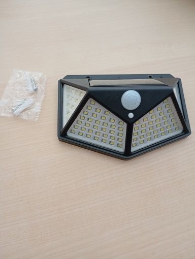 Foco de Luz led com painel solar e sensor movimentos - jardins muros