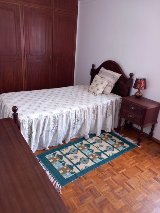 Aluga-se Quarto com casa banho privativa a estudante Universitária - Junqueira - Lisboa