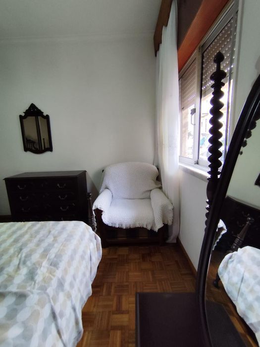Quarto mobiliado com cama de casal