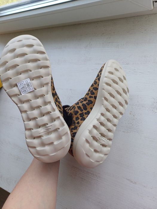 Нові черевики Skechers 38
