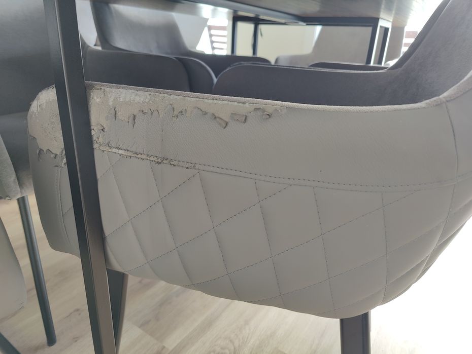 1 Mesa e 6 cadeiras cinzentas (pode ser vendido em separado)