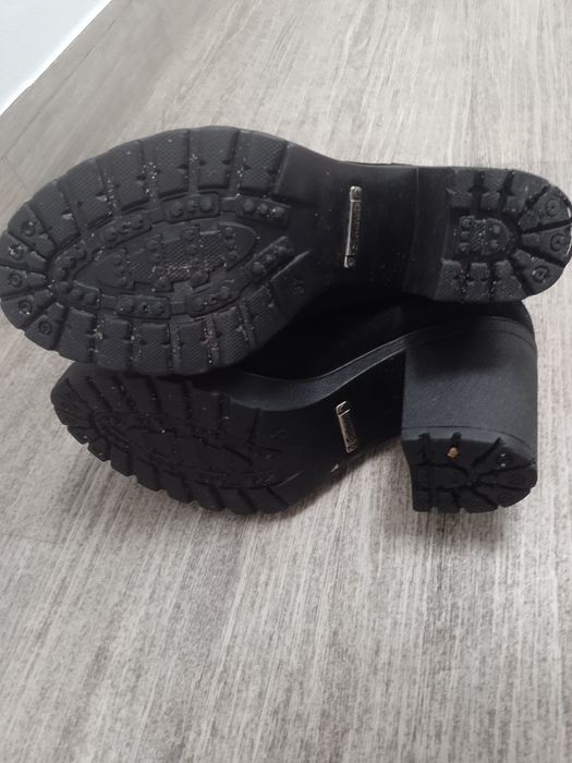 Sprzedam damskie buty rozmiar 37.