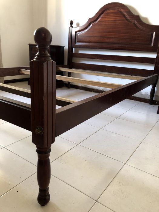Cama s/ estrado com oferta de mesas de cabeceira