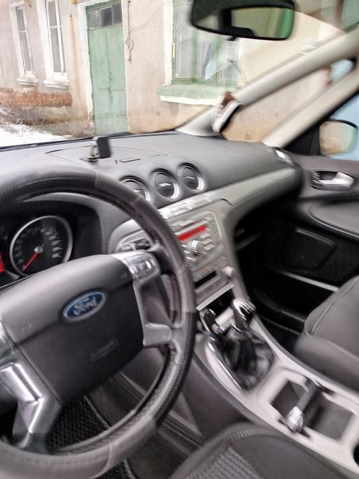 Продам авто Форд S макс.В доброму стані не битий в рідній фарбі..