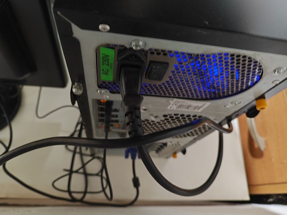 Komputer PC + Monitor + Klawiatura, AMD  2Gb RAM Obudowa z LCD Gratis