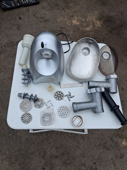 Dwie maszynki do mielenia