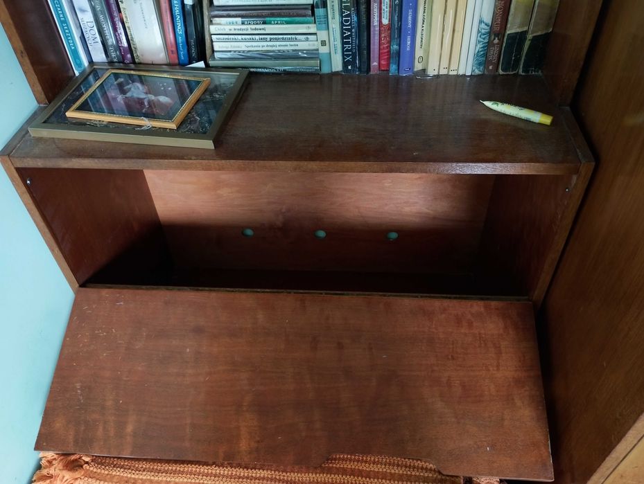 Komoda, biblioteczka PRL z szyba i półkami