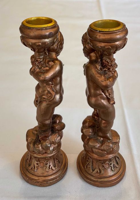 Par de castiçais para velas "putti" barrocos.