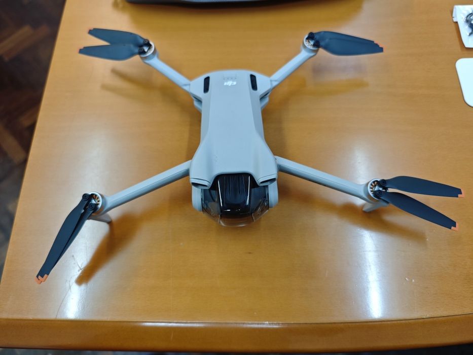 DJI Mini 3 com 3 baterias, RC e Mala de transporte