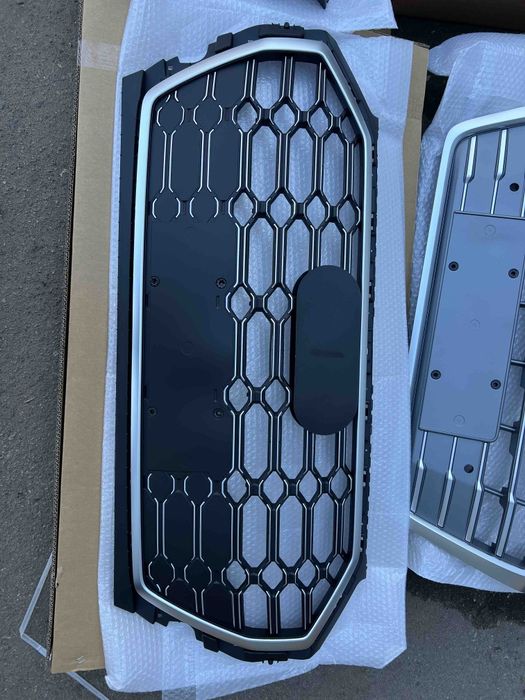 Решетра радиатора Audi Q5 80a Гриль ауди ку5 17+