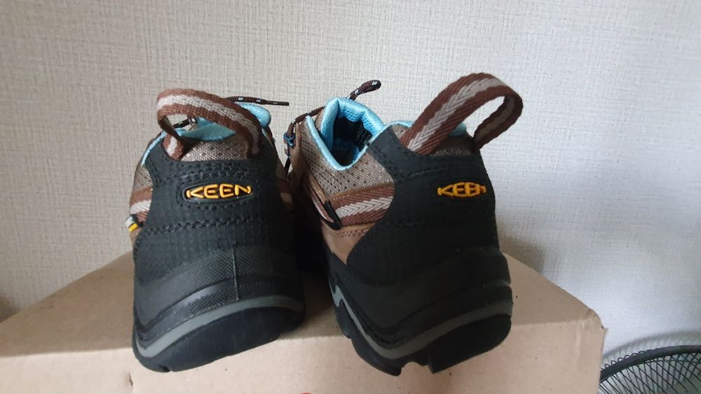 Продам туристические кроссовки KEEN р.37