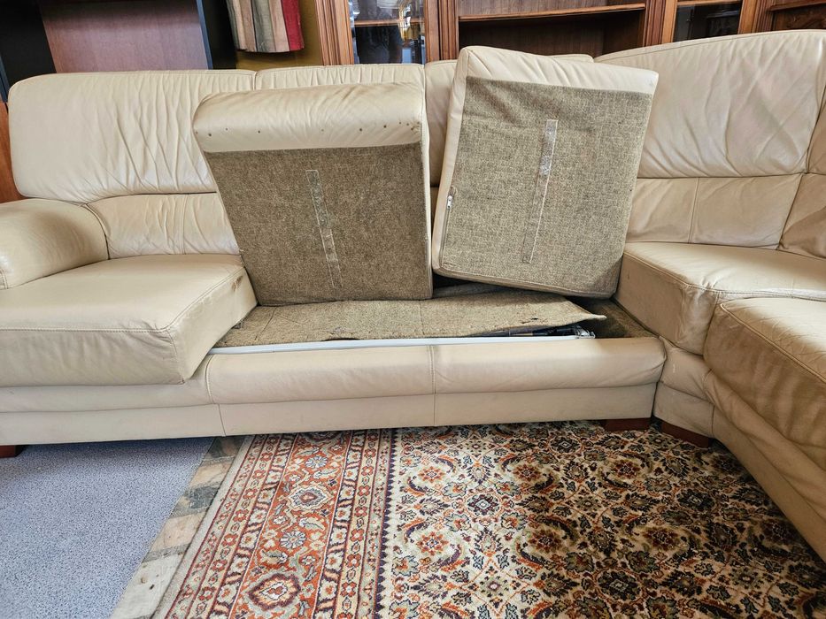 Sofá cama, de canto em pele - Com algum desgaste