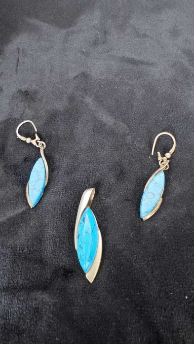 Komplet biżuterii srebrnek kolczyki plus wisiorek niebieskie kamienie