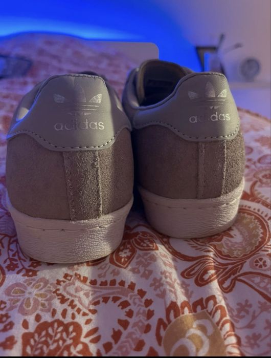 tenis adidas prata