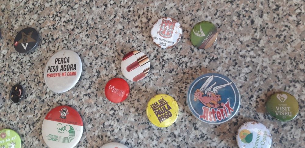 Conjunto de 58 Crachás Diversos